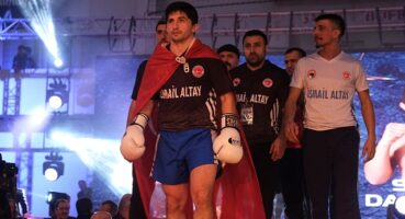 Kocaeli'de kick boks fırtınası esti;Dövüşçüler ringin tozunu attırdı