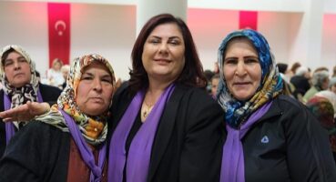 Aydın Büyükşehir Belediye Başkanı Özlem Çerçioğlu, düzenlenen kahvaltıda kadınlarla bir araya geldi