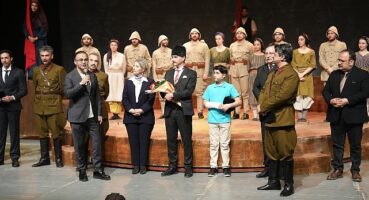 'Cumhuriyete Doğru' Tiyatro Oyununa İzmir'de Büyük İlgi