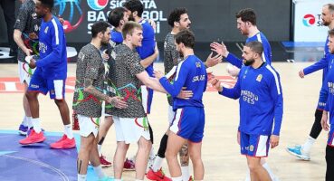 Basketbolseverler Anadolu Efes – Aliağa Petkimspor Maçına Bilet Yerine Kitap ile Girdi