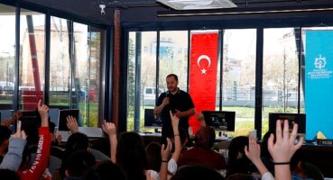 Derince Kütüphanesi'nin ilk konuğu Asal oldu