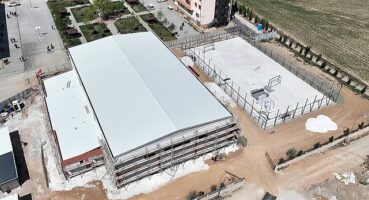Selçuklu Belediyesi tarafından Selçuklu Fen Lisesi'ne kazandırılacak olan kapalı spor salonu ve suni çim sahanın yapımı devam ediyor