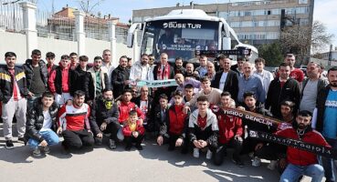 Sivas Belediye Başkanı Dr. Adem Uzun, deplasmanda oynanacak Trabzonspor-Sivasspor karşılaşması öncesi kırmızı beyazlı taraftarları Trabzon'a yolcu etti