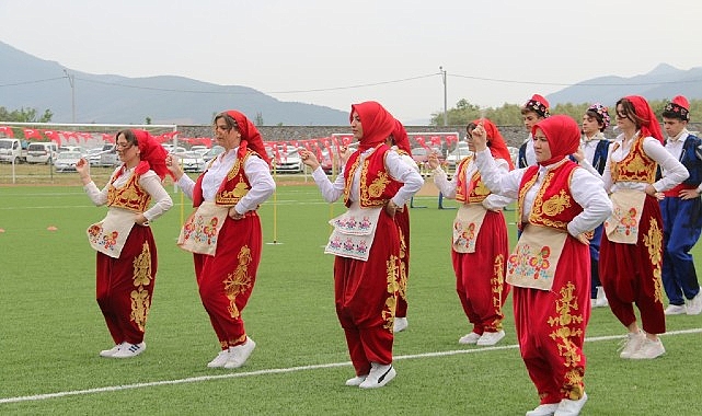 19-mayis-ataturku-anma-genclik-ve-spor-bayrami-sebebiyle-iznik-ilce-stadyumunda-kutlama-toreni-gerceklestirildi.jpg