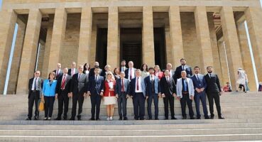 edremit-belediye-baskani-mehmet-ertas-ekibiyle-birlikte-anitkabiri-ziyaret-etti.jpg
