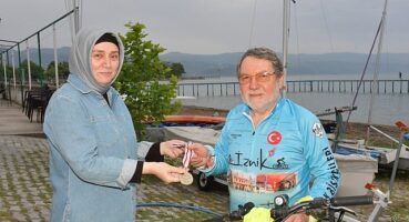 İznikli Yüzme Şampiyonu Erhan Turan İznik’te anlamlı bir triatlon etkinliği düzenledi