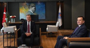 Mersin Yenişehir Belediye Başkanı Abdullah Özyiğit, Mersin Büyükşehir Belediye Başkanı Vahap Seçer’i makamında ziyaret etti
