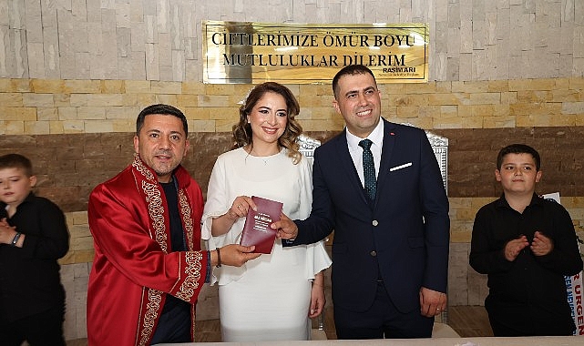 nevsehir-belediye-baskani-rasim-ari-esma-gizem-aydin-ve-ali-erkan-iyilikli-ciftinin-nikahini-kiyarak-mutluluklarina-ortak-oldu.jpg