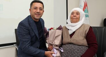 Nevşehir Belediye si tarafından Anneler Günü dolayısıyla düzenlenen programda Elmas Arı, Nevşehir Belediye Başkanı olan oğlu Rasim Arı’yı anlattı
