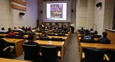 Selçuklu Belediyesi tarafından belediye personeline enerji verimliliği farkındalığı oluşturmak adına “Enerji Verimliliği ve Enerjinin Verimli Kullanımı” konularında eğitim verildi