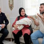 sivas-belediye-baskani-dr-adem-uzun-isitme-engelli-aysegul-ve-turan-aktas-ciftinin-evine-konuk-olarak-yeni-dogan-bebekleri-icin-goz-aydinligi-verdi.jpg