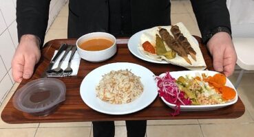 Torbalı’da öğrenciler ve emekliler başta olmak üzere vatandaşların hem lezzetli hem de hijyenik yemeklere uygun fiyata ulaşabilmesi için Kent Lokantası projesi hayata geçiriliyor